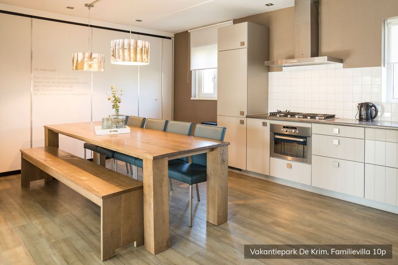 Stijlvolle eetkamer met keuken in Familievilla 10 persoons, De Cocksdorp, Texel.