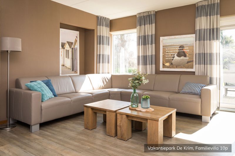 Ruime zithoek met veel licht in Familievilla 10 persoons, De Cocksdorp, Texel.