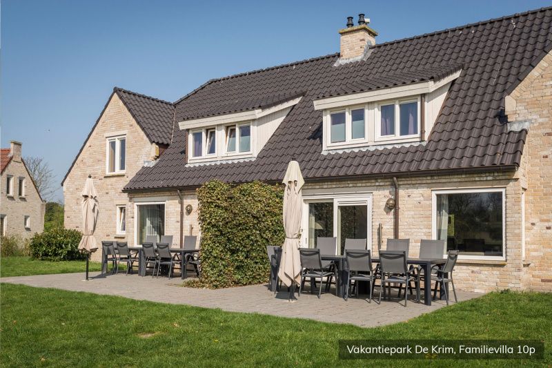 Buitenruimte met terras van Familievilla 10 persoons, De Cocksdorp, Texel.