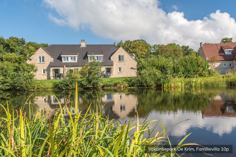 Familievilla 10 persoons in De Cocksdorp, Texel, omringd door natuur.