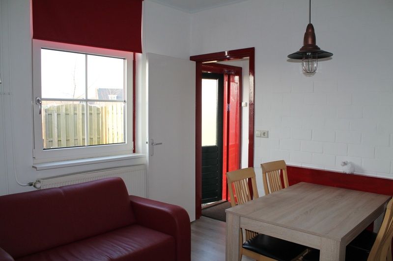 Gemuetliches Wohnzimmer von Onder de vuurtoren 115, De Cocksdorp, Texel mit bequemen Sitzgelegenheiten.