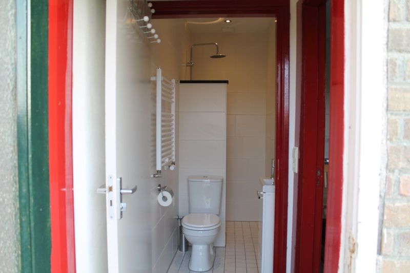 Modernes Badezimmer im Ferienhaus Onder de vuurtoren 115, De Cocksdorp, Texel mit Dusche.
