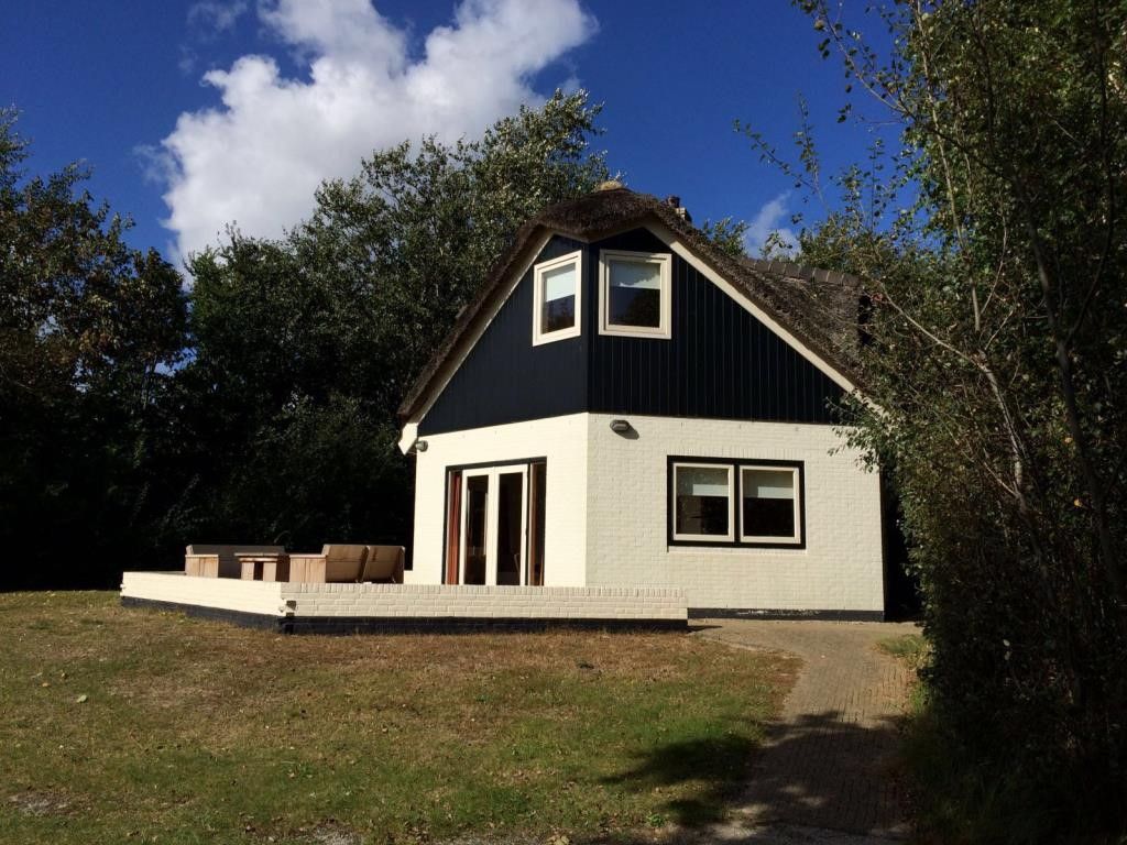 Velduil vakantiehuis in De Cocksdorp, Texel met zonnig terras en groene tuin.