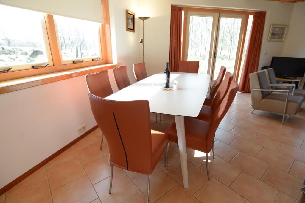 Eethoek in Velduil vakantiehuis, De Cocksdorp, Texel met uitzicht op de tuin.