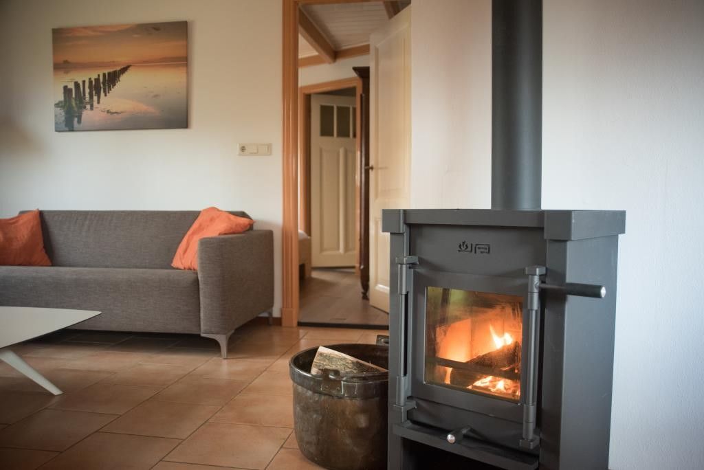 Knusse open haard in Velduil vakantiehuis, De Cocksdorp, Texel voor sfeervolle avonden.