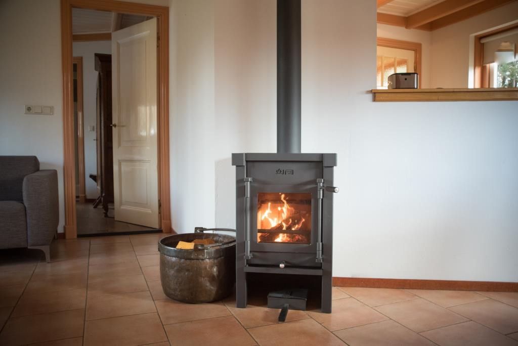 Houtkachel in Velduil vakantiehuis, De Cocksdorp, Texel voor gezellige warmte.