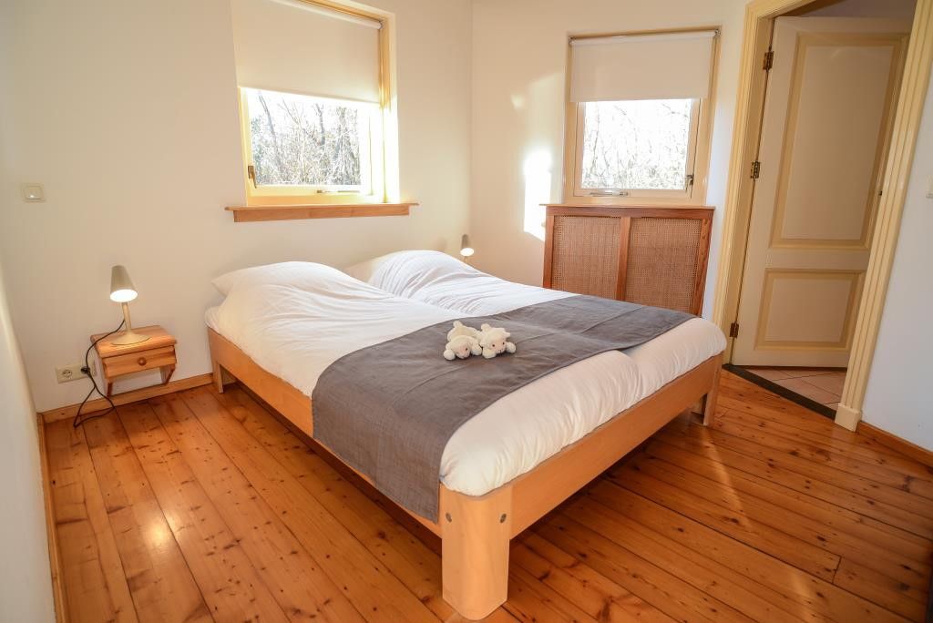 Lichte slaapkamer in Velduil vakantiehuis, De Cocksdorp, Texel met tweepersoonsbed.