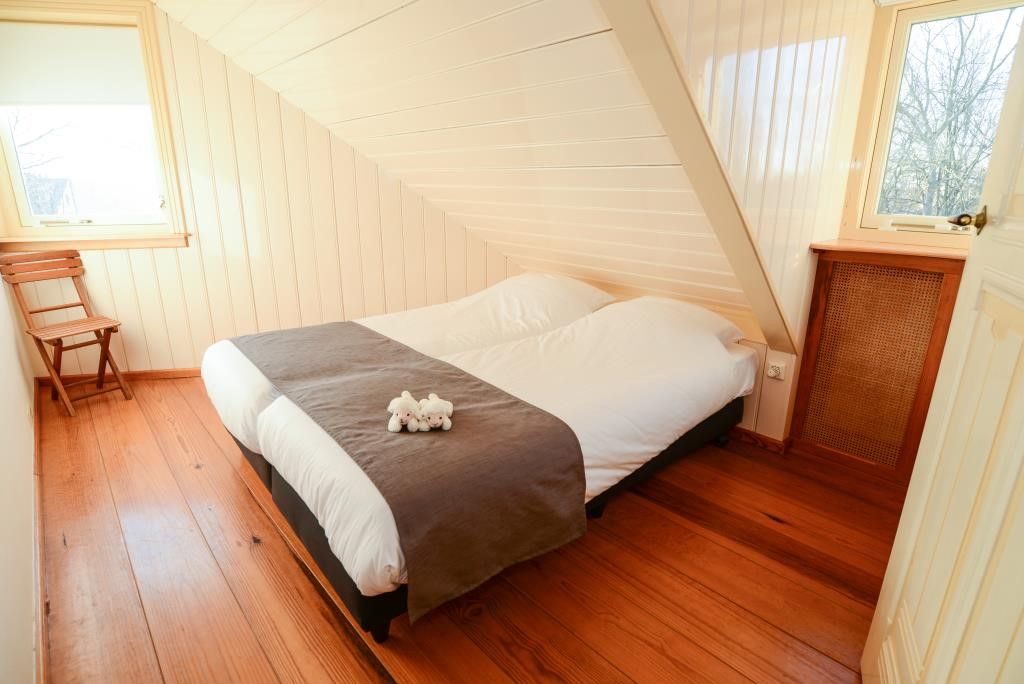 Gezellige slaapkamer onder schuine wand in Velduil vakantiehuis, De Cocksdorp, Texel.
