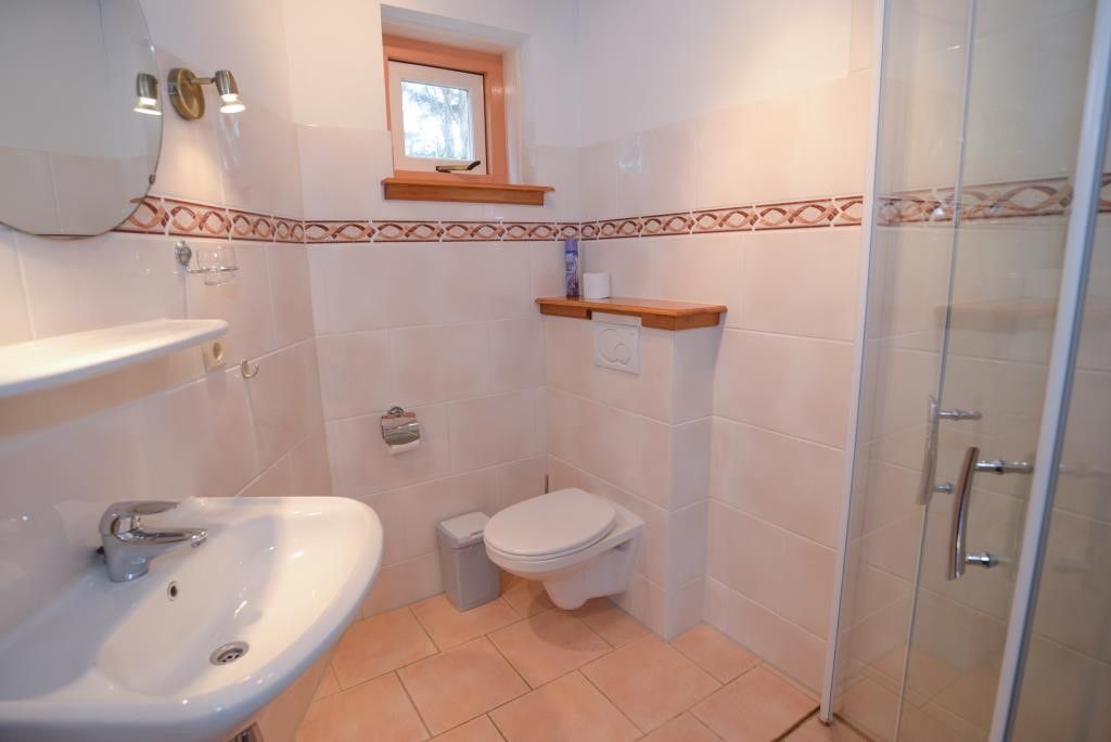 Badkamer met douche en toilet in Velduil vakantiehuis, De Cocksdorp, Texel.