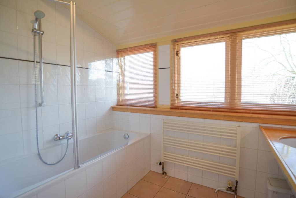 Ruime badkamer met bad in Velduil vakantiehuis, De Cocksdorp, Texel.