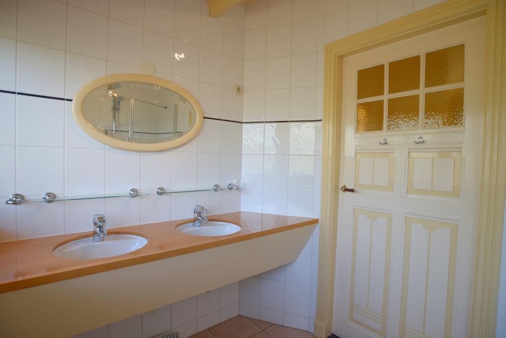 Dubbele wastafel in badkamer van Velduil vakantiehuis, De Cocksdorp, Texel.