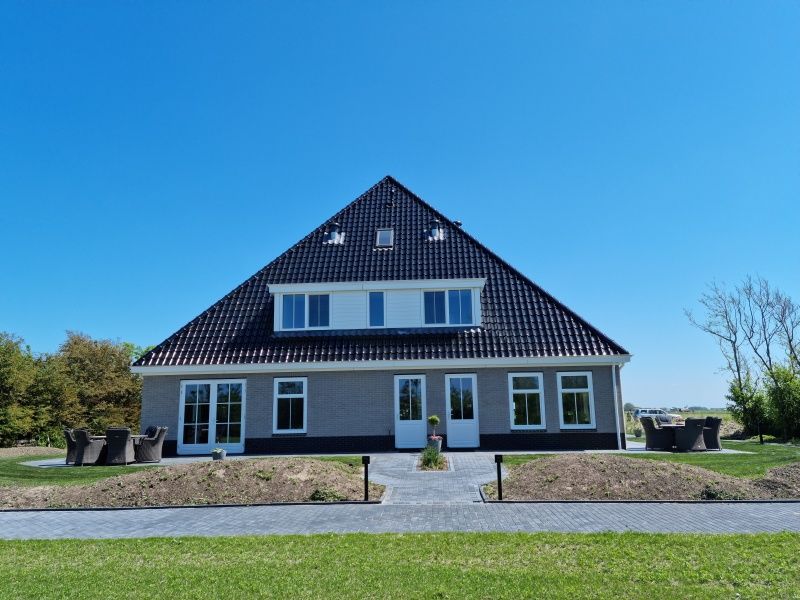 Vorderseite des Ferienhauses De Slufter in De Cocksdorp Texel, mit grossen Terrassen und Natur.