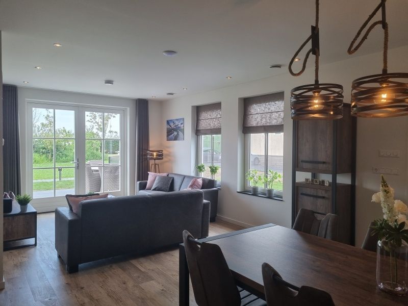 Gemuetliches Wohnzimmer des Ferienhauses De Slufter in De Cocksdorp Texel, mit Blick auf den Garten.