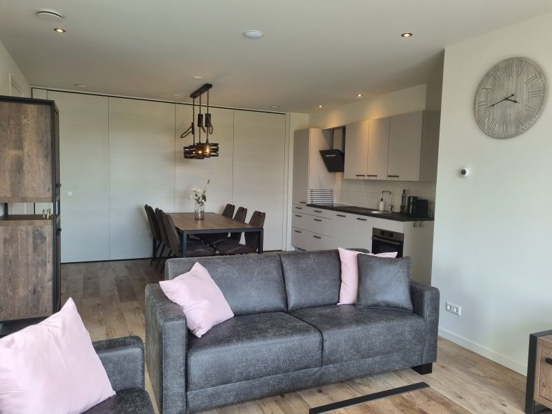 Ess- und Sitzecke im Ferienhaus De Slufter, De Cocksdorp Texel, mit stilvollem Mobiliar.