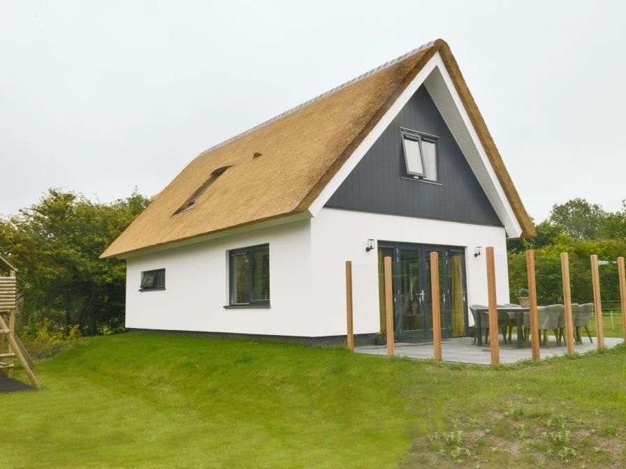 De Postschipper Ferienhaus in De Cocksdorp Texel mit Reetdach und Terrasse auf den Watteninseln.