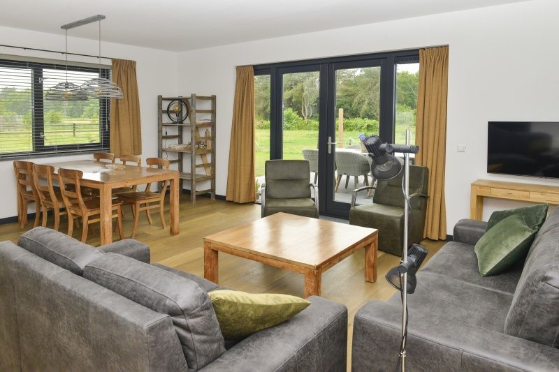 Gemuetliche Sitzecke im Ferienhaus De Postschipper auf Texel mit grossen Fenstern.