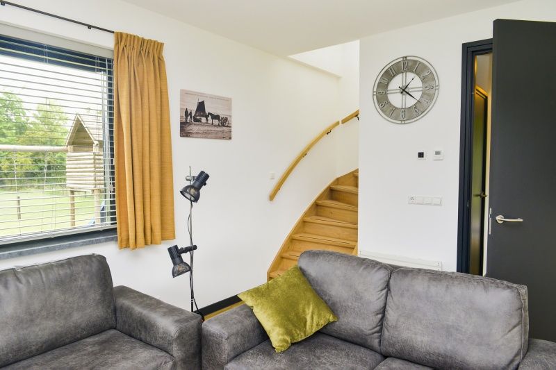 Modernes Interieur von De Postschipper in De Cocksdorp Texel mit Treppe zum Obergeschoss.