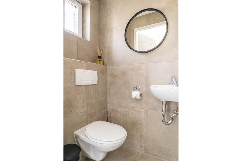 Stylish bathroom in vacation home Type D Kikkertstraat, De Cocksdorp, Texel, with modern amenities and elegant design.