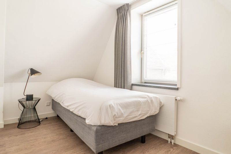 Second bedroom in Type D Kikkertstraat, De Cocksdorp, Texel, with single bed and quiet ambiance.