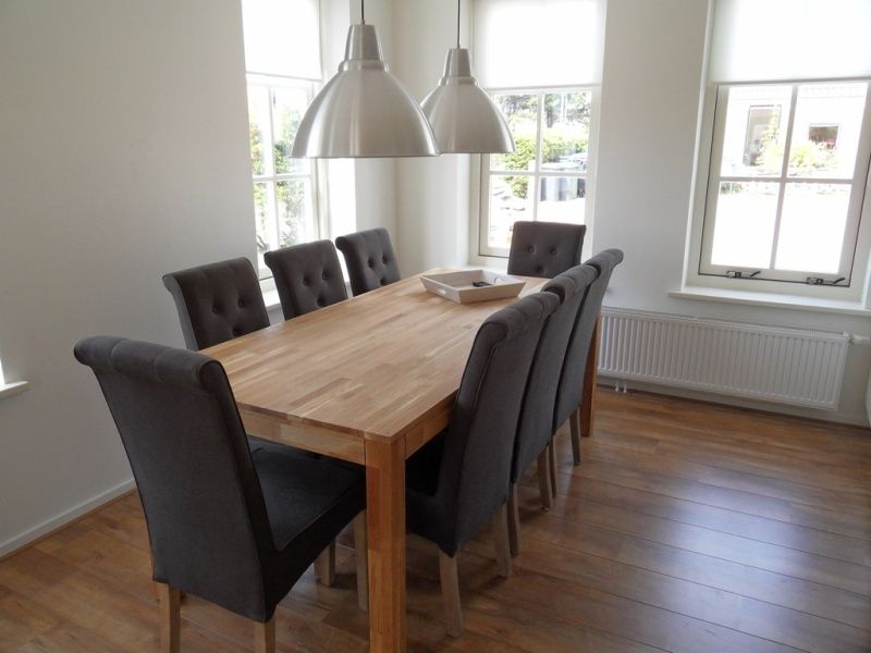 Esszimmer im Typ 7 - 2107 Ferienhaus De Cocksdorp Texel mit stilvollem Holztisch und bequemen Stuehlen.