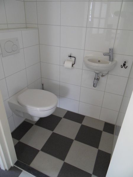 Praktischer Toilettenraum in Typ 7 - 2107 Ferienhaus De Cocksdorp Texel mit modernen sanitaeren Einrichtungen.