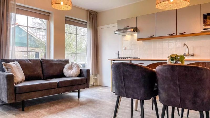 Geraeumige Kueche und Essbereich im Ferienhaus Hogezandskil, De Cocksdorp, Texel, ideal fuer gemuetliche Mahlzeiten.