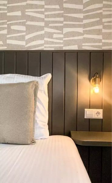 Schoenes Schlafzimmer im Ferienhaus Hogezandskil, De Cocksdorp, Texel mit moderner Beleuchtung und bequemem Bett.