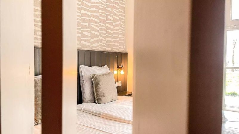 Gemuetliches Schlafzimmer im Ferienhaus Hogezandskil, De Cocksdorp, Texel mit Blick auf die gruene Umgebung.