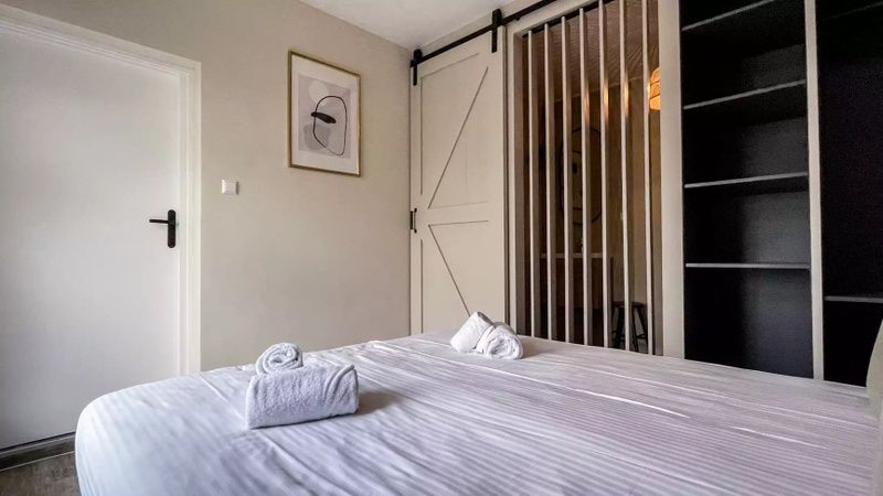 Stilvolles Schlafzimmer mit Schiebetuer im Ferienhaus Hogezandskil, De Cocksdorp, Texel fuer mehr Privatsphaere.