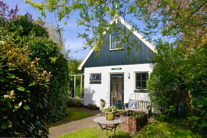 Charming vacation home Het Wulpenlied in De Cocksdorp, Texel with garden view.