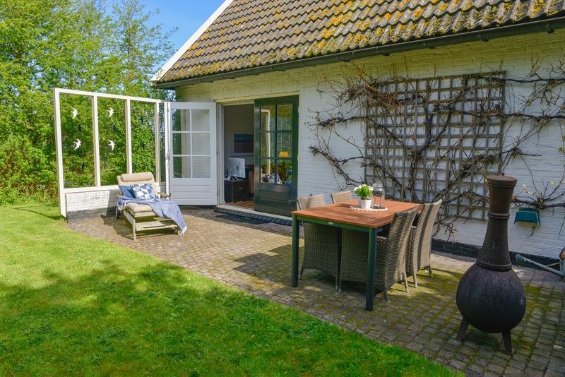 Terrace with garden furniture at Het Wulpenlied vacation home in De Cocksdorp, Texel.