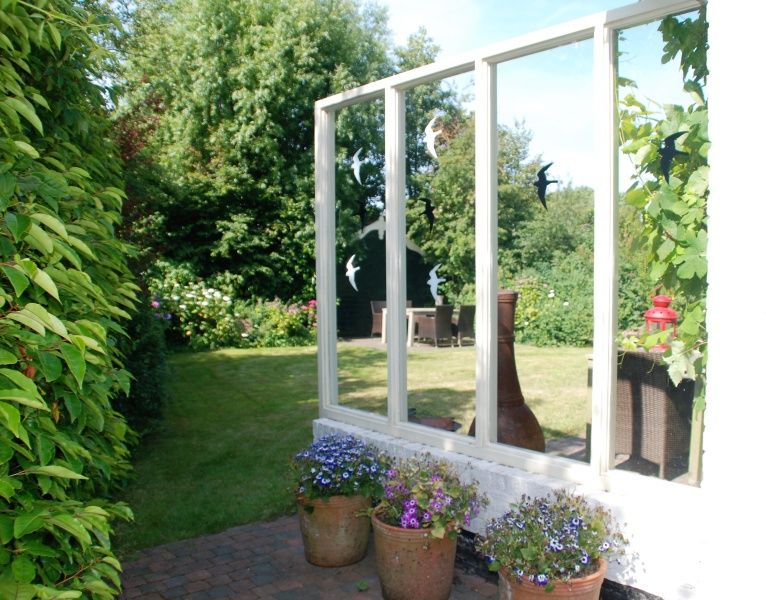 Flowering garden at Het Wulpenlied vacation home in De Cocksdorp, Texel.