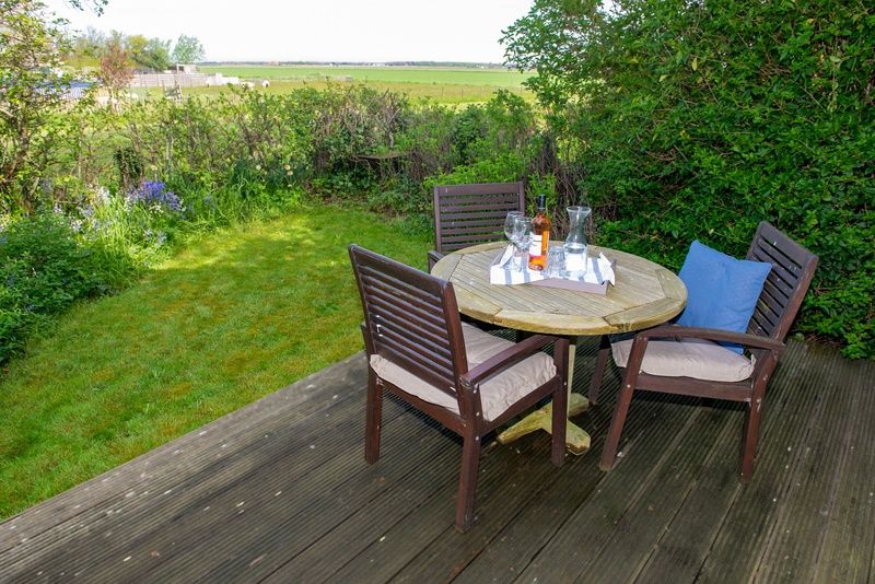 Veranda with a view of nature at Het Wulpenlied vacation home in De Cocksdorp, Texel.