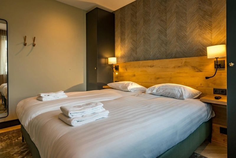 Second bedroom in 6 person vacation home in De Cocksdorp Texel with flat screen TV.