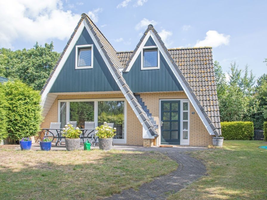 Ferienhaus Slufterduin 076 in De Cocksdorp, Texel mit schoener Aussenfassade und Terrasse, ideal fuer einen erholsamen Aufenthalt auf den Watteninseln.