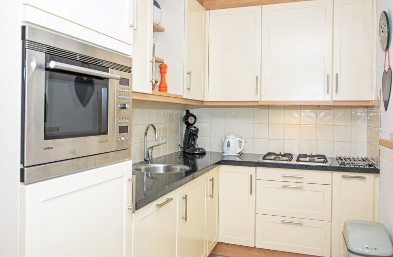 Moderne Kueche im Ferienhaus Slufterduin 076, De Cocksdorp, Texel, komplett mit Luxusgeraeten fuer einen komfortablen Aufenthalt auf den Watteninseln.