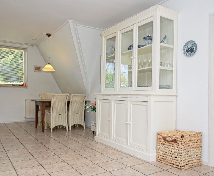 Essecke im Ferienhaus Slufterduin 076, De Cocksdorp, Texel, mit stilvoller Einrichtung fuer gemuetliche Mahlzeiten auf den Watteninseln.