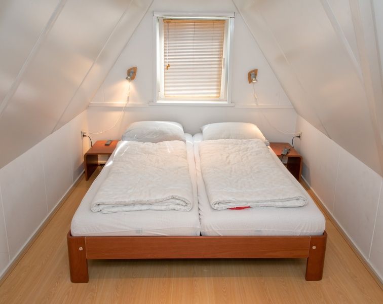 Schlafzimmer im Ferienhaus Slufterduin 076, De Cocksdorp, Texel, mit gemuetlichem Doppelbett fuer eine herrliche Nachtruhe auf den Watteninseln.