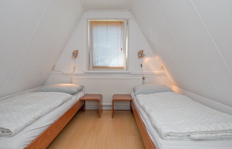 Zweites Schlafzimmer im Ferienhaus Slufterduin 076, De Cocksdorp, Texel, mit bequemen Einzelbetten fuer einen entspannten Aufenthalt auf den Watteninseln.