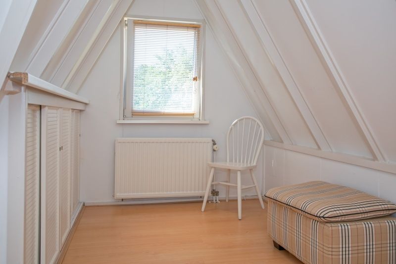 Gemuetlicher Dachboden im Ferienhaus Slufterduin 076, De Cocksdorp, Texel, ideal fuer Entspannung oder zusaetzlichen Stauraum auf den Watteninseln.