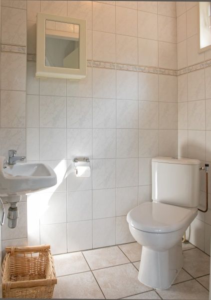 Stilvolle Toilette im Ferienhaus Slufterduin 076, De Cocksdorp, Texel, mit moderner Ausstattung auf den Watteninseln.