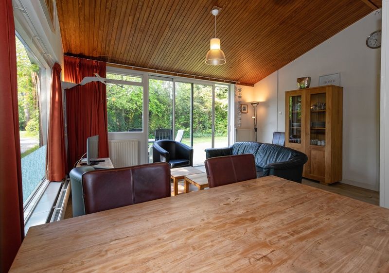 Gemuetliche Essecke im Ferienhaus Slufterduin 128, De Cocksdorp, Texel mit Blick ins Gruene.