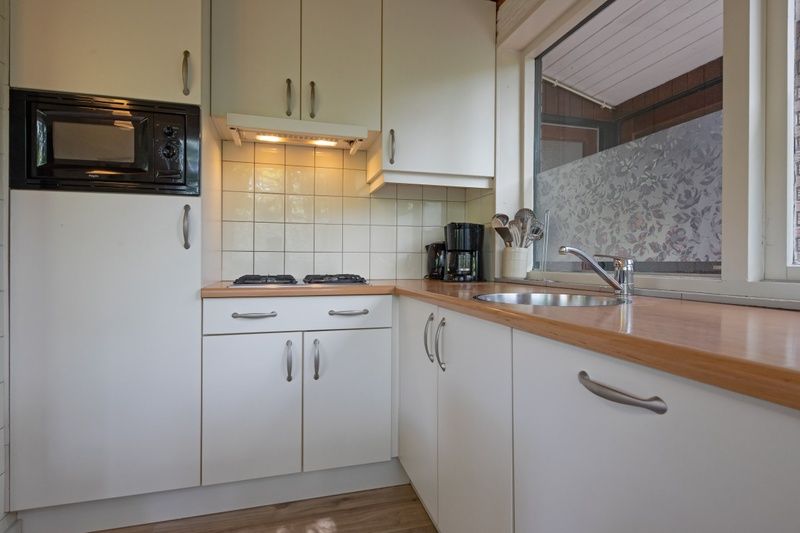 Praktische Kueche im Ferienhaus Slufterduin 128, De Cocksdorp, Texel mit modernen Geraeten.