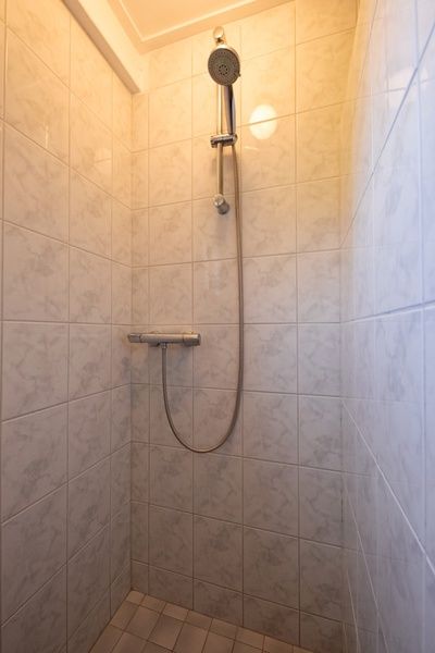 Stilvolle Dusche im Ferienhaus Slufterduin 128, De Cocksdorp, Texel mit modernen Fliesen.