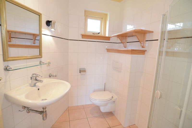 Frisches Badezimmer mit Dusche in De Velduil Ferienhaus De Cocksdorp Texel