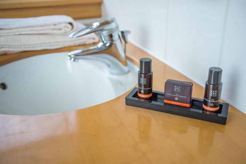 Luxurioese Badezimmerprodukte im Ferienhaus De Velduil De Cocksdorp Texel