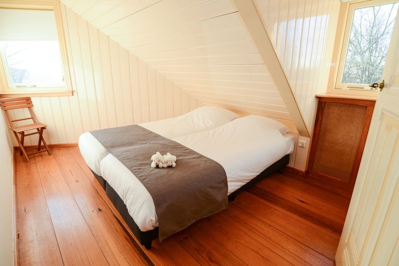 Geraeumiges Schlafzimmer unter dem Dach im Ferienhaus De Velduil De Cocksdorp Texel