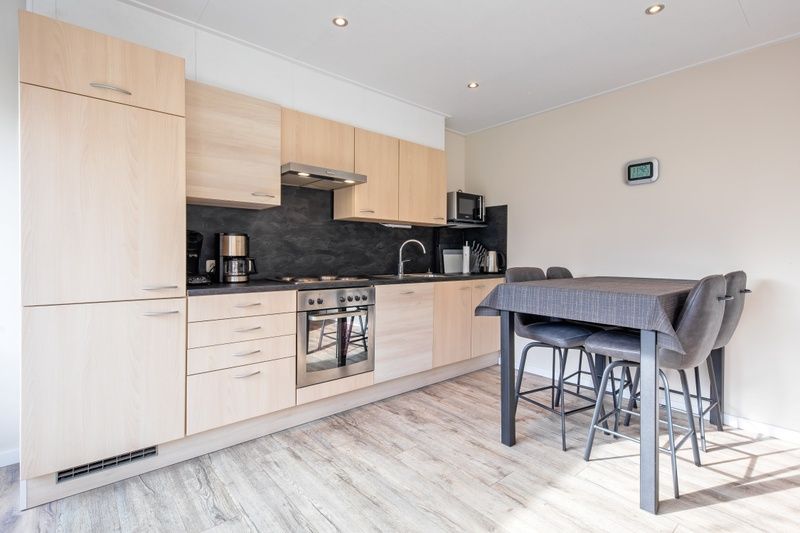 Moderne Kueche im Ferienhaus Slufterhoek 102, De Cocksdorp, Texel mit Essecke und allen notwendigen Annehmlichkeiten fuer einen komfortablen Aufenthalt.