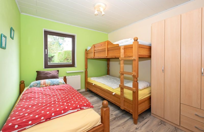 Gemuetliches Kinderzimmer im Ferienhaus Slufterhoek 102, De Cocksdorp, Texel mit Etagenbett und Einzelbett, ideal fuer Familien.