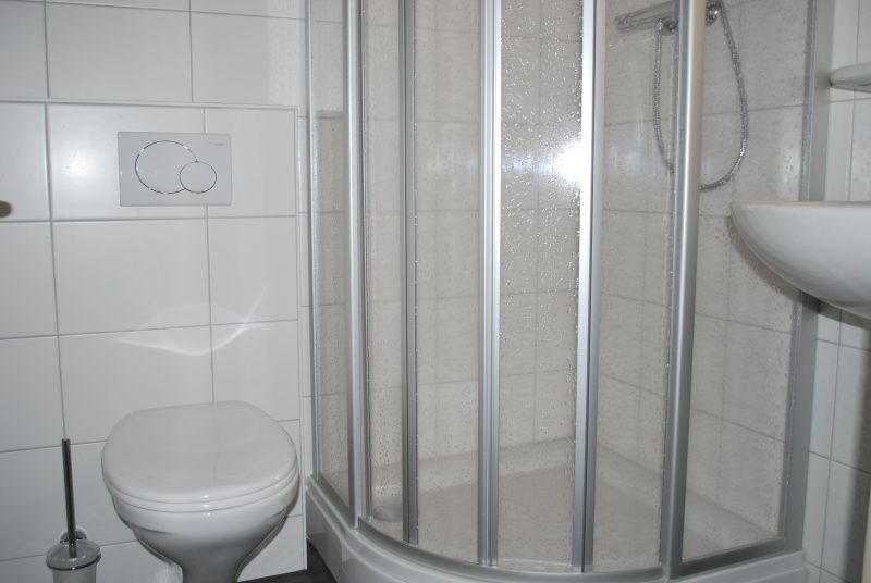 Badkamer met douche en toilet in Type T-4 vakantiehuis, De Cocksdorp, Texel.